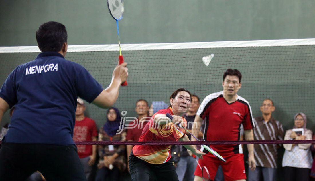 Menpora Imam Nahrawi saat bermain bulutangkis bersama Olimpian bulutangkis di Lapangan Bulutangkis Kemenpora, Jakarta, Jumat (30/12). Dalam laga tersebut dihadiri antara lain Taufik Hidayat, Owi/Butet, Susi Susanti, Alan Budi Kusuma dan Ricky Subagja. Foto : Ricardo/JPNN.com - JPNN.com