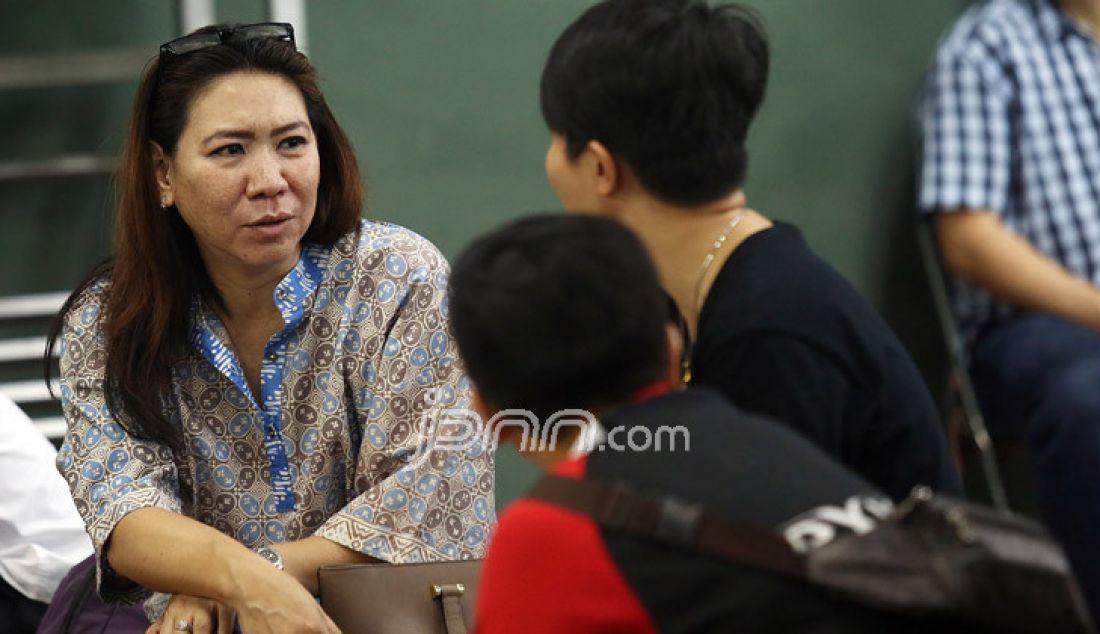 Pasangan legenda bulutangkis Alan Budi Kusuma dan Susy Susanti saat bermain bulutangkis bersama Menpora Imam Nahrawi di Lapangan Bulutangkis Kemenpora, Jakarta, Jumat (30/12). Foto : Ricardo/JPNN.com - JPNN.com