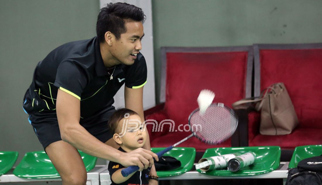 Pebulutangkis Tontowi Ahmad bersama istri dan anak saat menghadiri acara main bersama Menpora dengan Olimpian bulutangkis Indonesia di Lapangan Bulutangkis Kemenpora, Jakarta, Jumat (30/12). Foto : Ricardo/JPNN.com - JPNN.com