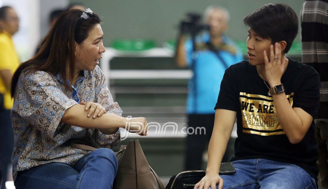 Legenda bulutangkis Susi Susanti (kiri) berbincang dengan Pebulutangkis Liliyana Natsir disela acara Main Bersama dengan Menpora dan Refleksi Tahun 2016 Kemenpora di Lapangan Bulutangkis Kemenpora, Jakarta, Jumat (30/12). Foto : Ricardo/JPNN.com - JPNN.com