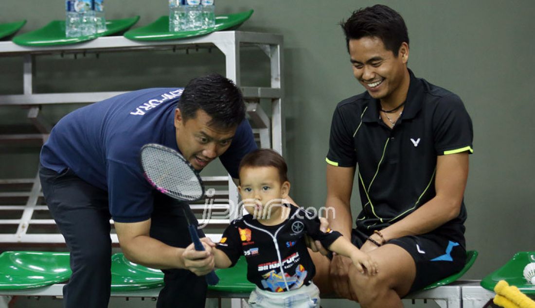 Menpora Imam Nahrawi mengajak bermain anak pebulutangkis Tontowi Ahmad di Lapangan Bulutangkis Kemenpora, Jakarta, Jumat (30/12). Foto : Ricardo/JPNN.com - JPNN.com