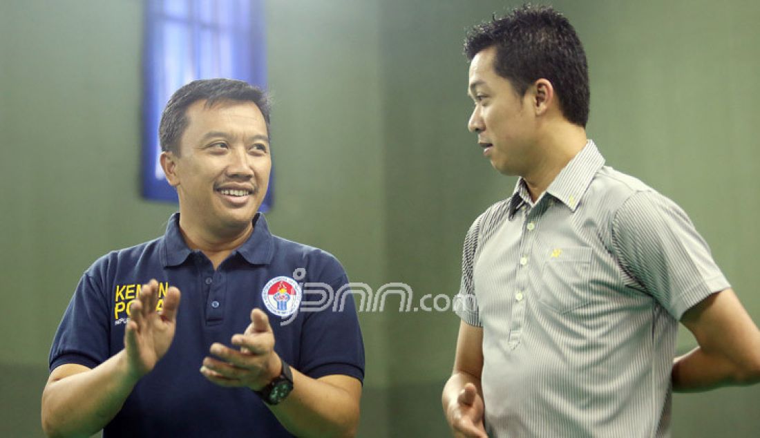 Legenda bulutangkis Indonesia Taufik Hidayat (kanan) saat bersalaman dengan Menpora Imam Nahrawi pada acara bermain bulutangkis bersama Menpora Imam Nahrawi dengan olimpian bulutangkis Indonesia di Lapangan Bulutangkis Kemenpora, Jakarta, Jumat (30/12). Foto : Ricardo/JPNN.com - JPNN.com