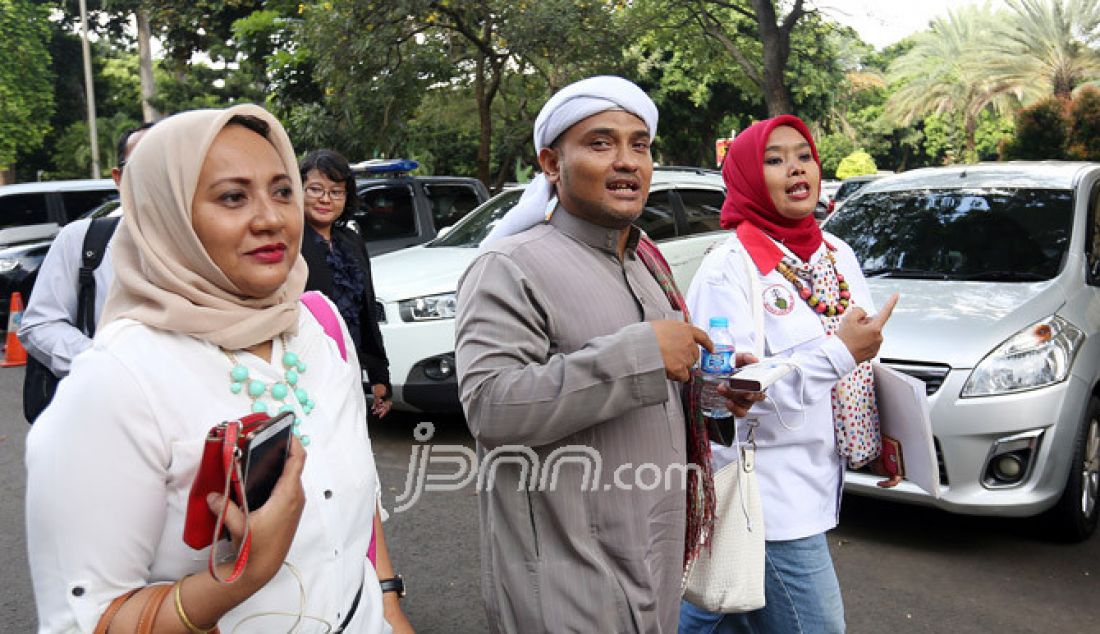 Habib Novel Chaidir Hasan Bamukmin saat mendatangi Polda Metro Jaya, Jakarta, Kamis (5/1). Habib Novel melaporkan Basuki Tjahaja Purnama (Ahok) terkait dugaan tindak pidana rasis dan fitnah soal Fitsa Hats. - JPNN.com