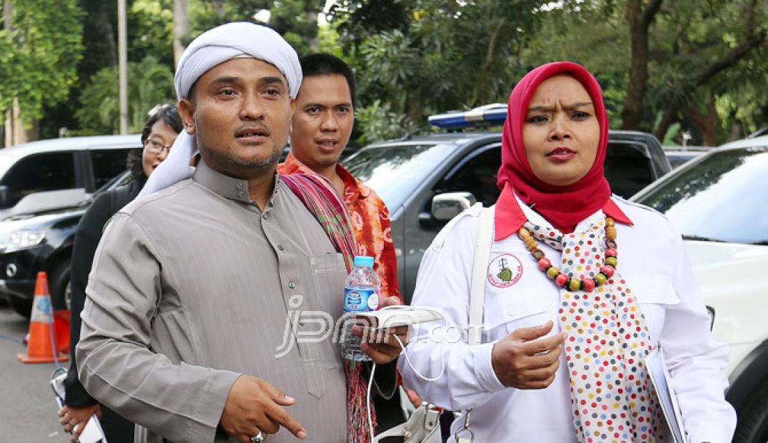 Habib Novel Chaidir Hasan Bamukmin saat mendatangi Polda Metro Jaya, Jakarta, Kamis (5/1). Habib Novel melaporkan Basuki Tjahaja Purnama (Ahok) terkait dugaan tindak pidana rasis dan fitnah soal Fitsa Hats. - JPNN.com