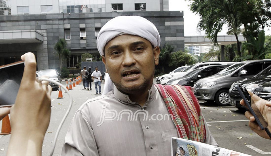 Habib Novel Chaidir Hasan Bamukmin saat mendatangi Polda Metro Jaya, Jakarta, Kamis (5/1). Habib Novel melaporkan Basuki Tjahaja Purnama (Ahok) terkait dugaan tindak pidana rasis dan fitnah soal Fitsa Hats. - JPNN.com