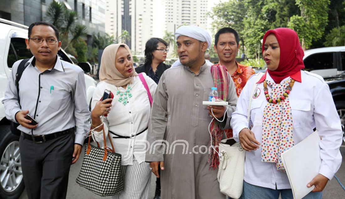 Habib Novel Chaidir Hasan Bamukmin saat mendatangi Polda Metro Jaya, Jakarta, Kamis (5/1). Habib Novel melaporkan Basuki Tjahaja Purnama (Ahok) terkait dugaan tindak pidana rasis dan fitnah soal Fitsa Hats. - JPNN.com