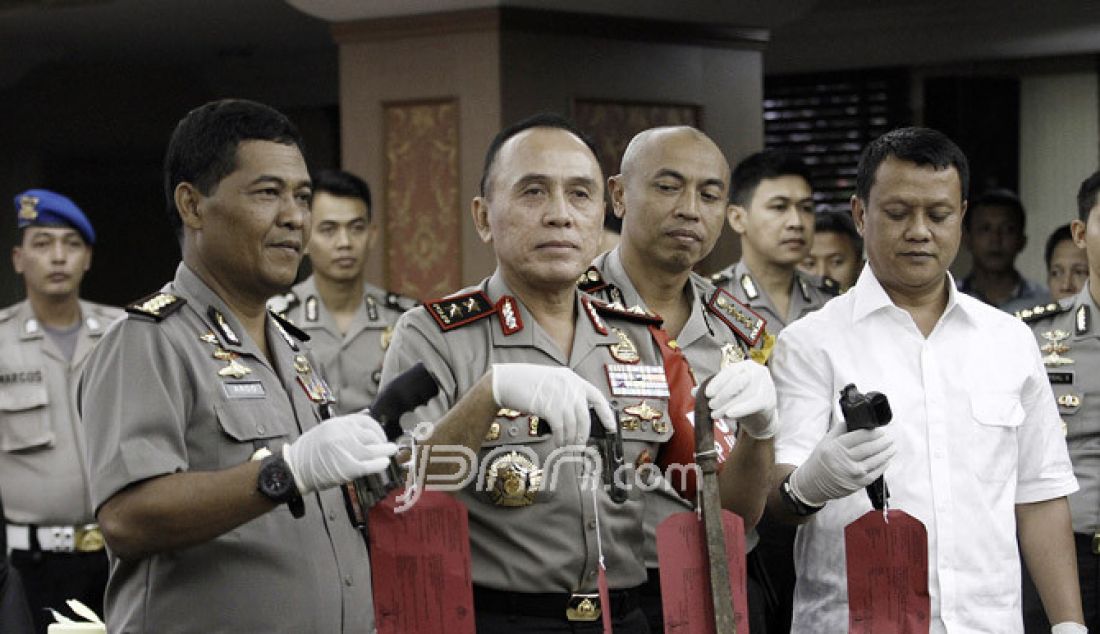 Kapolda Metro Jaya Irjen Pol M Iriawan menunjukkan tersangka Ridwan Sitorus alias Ius Pane dalam rilis kasus Pulomas di Polda Metro Jaya, Jakarta, Kamis (5/1). Dalam rilis, polisi menunjukkan tersangka kejahatan sekaligus sejumlah barang bukti yaitu senjata, uang, dan rekaman CCTV kejadian. - JPNN.com