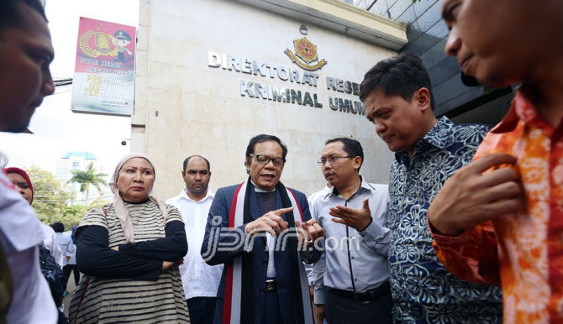 Tersangka kasus dugaan makar Ratna Sarumpaet mendatangi Polda Metro Jaya, Jakarta, Kamis (5/1). Ratna mengajukan permohonan penerbitan surat perintah penghentian penyidikan (SP3) atas kasus yang menjerat dirinya ke Polda Metro Jaya. - JPNN.com