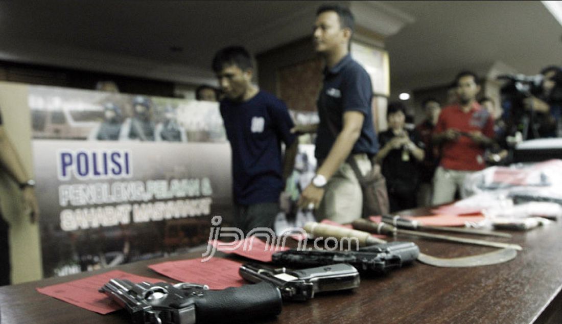 Kapolda Metro Jaya Irjen Pol M Iriawan menunjukkan tersangka Ridwan Sitorus alias Ius Pane dalam rilis kasus Pulomas di Polda Metro Jaya, Jakarta, Kamis (5/1). Dalam rilis, polisi menunjukkan tersangka kejahatan sekaligus sejumlah barang bukti yaitu senjata, uang, dan rekaman CCTV kejadian. - JPNN.com