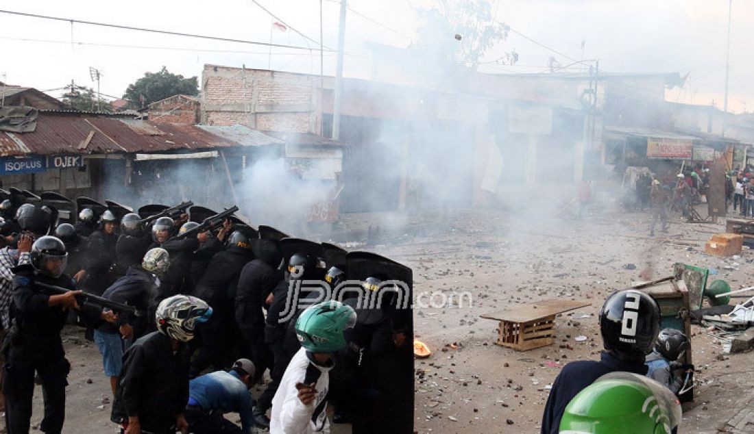 Dua kelompok warga terlibat Tawuran di sekitar Stasiun Manggarai, Jakarta, Minggu (8/1). Tawuran warga itu semakin mencekam karena Puluhan orang terlihat membawa senjata tajam, senapan angin, bongkahan batu dan petasan. imbas dari tawuran tersebut membuat warga dan penumpang kereta ketakutan dan beberapa ruas jalan ditutup. - JPNN.com