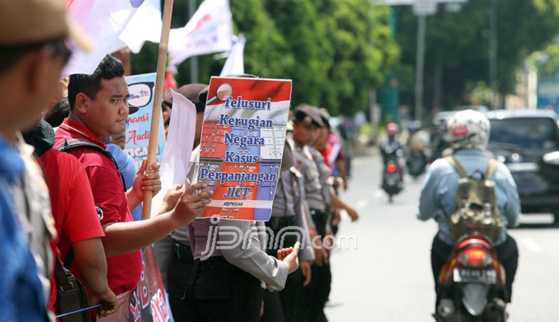 Sejumlah pekerja PT Jakarta International Container Terminal (SP JICT) berunjuk rasa di depan Gedung BPK, Jakarta, Kamis (19/1). Dalam aksinya mereka mendesak BPK untuk mengaudit investigasi perpanjangan kontrak JICT harus cermat dan akuntabel. - JPNN.com
