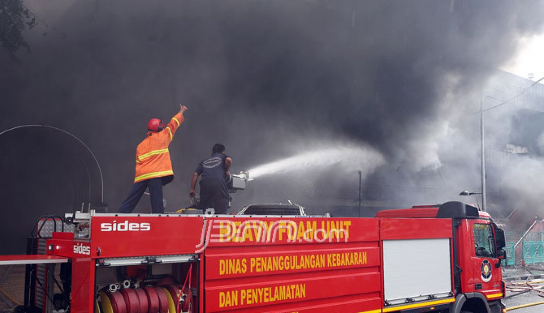 Petugas berusaha memadamkan api yang membakar kios di bangunan Blok I dan Blok II Pasar Senen di Jakarta, Kamis (19/1). Kebakaran di Pasar Senen tersebut dilaporkan terjadi sekitar pukul 04.43 WIB dan masih dalam penanganan petugas yang mengerahkan sedikitnya 50 unit mobil pemadam kebakaran. - JPNN.com