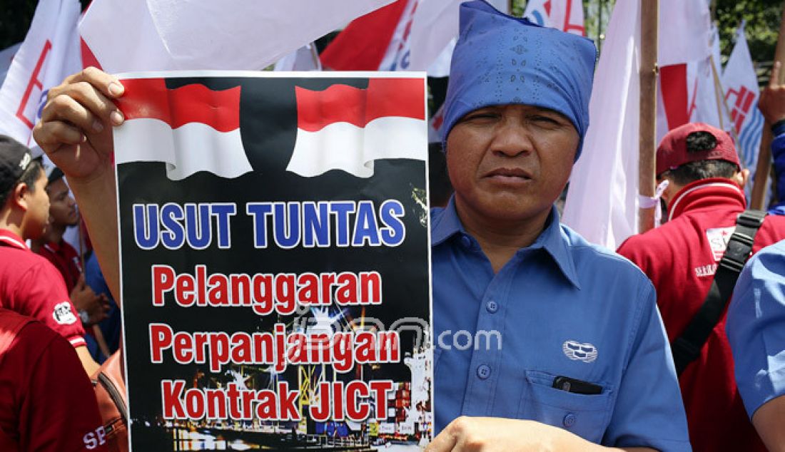 Sejumlah pekerja PT Jakarta International Container Terminal (SP JICT) berunjuk rasa di depan Gedung BPK, Jakarta, Kamis (19/1). Dalam aksinya mereka mendesak BPK untuk mengaudit investigasi perpanjangan kontrak JICT harus cermat dan akuntabel. - JPNN.com