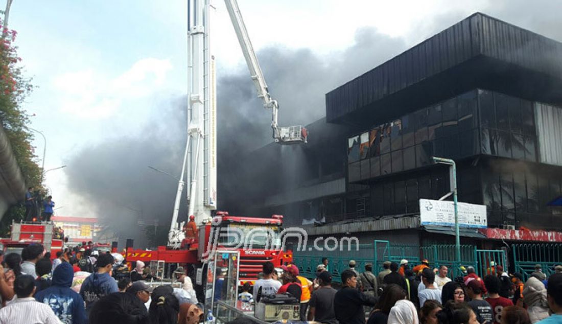 Pemadam kebakaran berupaya menjinakkan api di Pasar Senen, Jakarta, Kamis (19/1). Sudah 56 Unit mobil Damkar ditejunkan guna memadamkan api yang melalap Pasar Senen tersebut. - JPNN.com