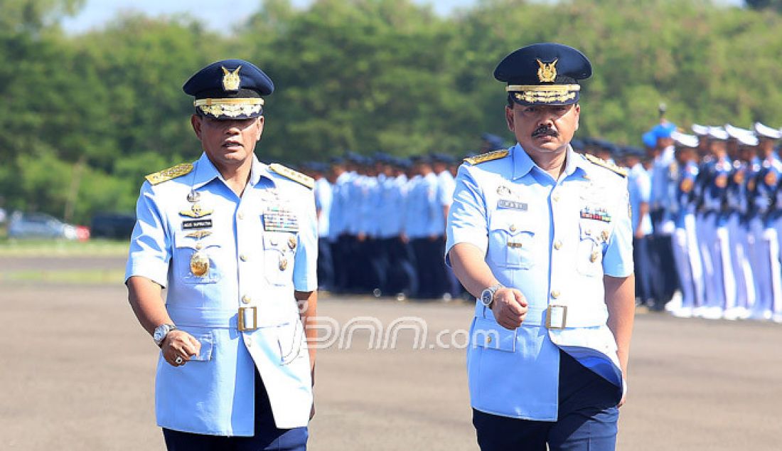 Panglima TNI Jenderal Gatot Nurmantyo memimpin upacara serah terima jabatan Kepala Staf Angkatan Udara (Kasau), dari Marsekal TNI Agus Supriatna kepada Marsekal TNI Hadi Tjahjanto di Taxy Way Echo, Pangkalan Udara (Lanud) Halim Perdanakusuma, Jakarta Timur, Jumat (20/1). - JPNN.com