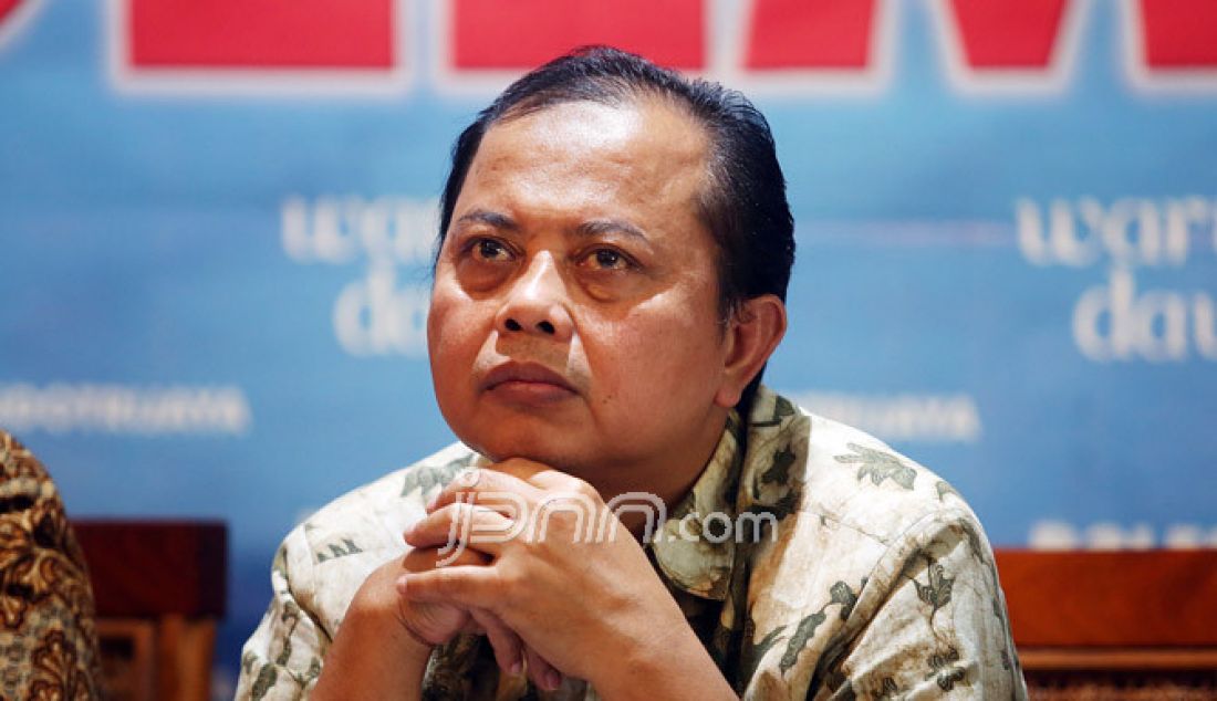 Ketua KPUD DKI Jakarta Sumarno menjadi pembicara pada diskusi bertema Antara Survey dan Realitas, Jakarta, Sabtu (21/1). - JPNN.com
