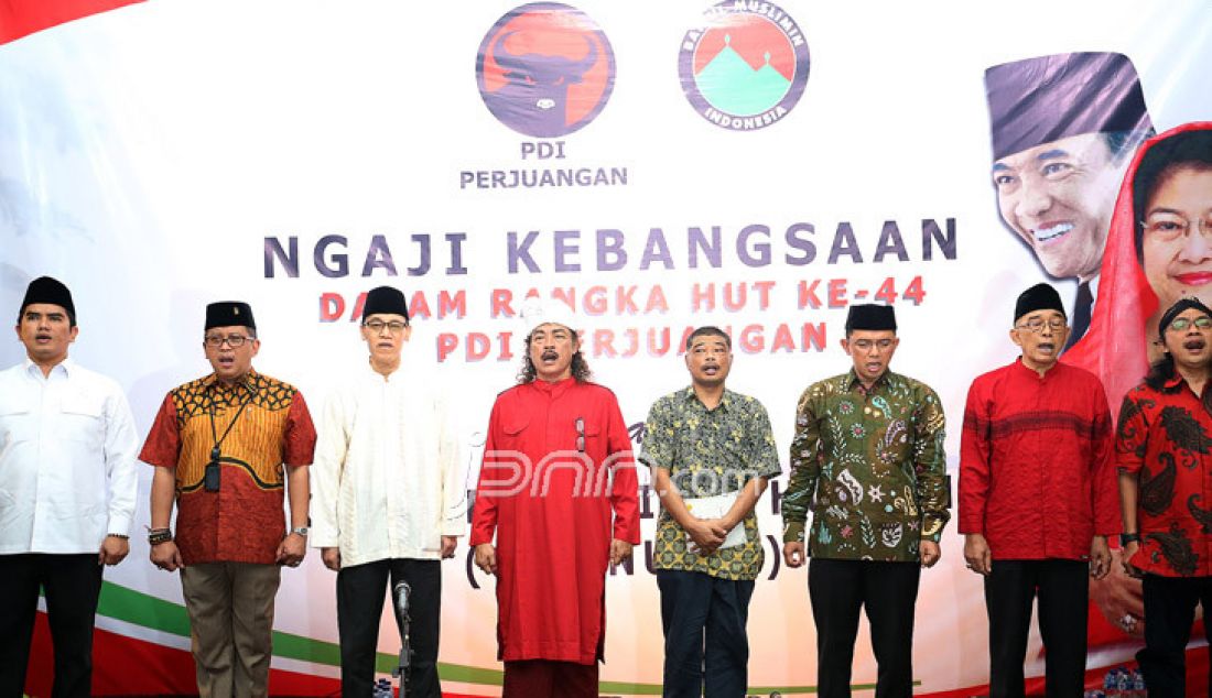 (kedua kiri) Sekjen PDIP Hasto Kristiyanto, Ketua Umum Patriot Garuda Nusantara Gus Nuril, Rohaniawan Romo Benny Susetyo, anggota DPR fraksi PKB Maman Imanul Haq dan Ketua DPP PDIP Bidang Ideologi dan Kaderisasi Idham Samawi mengikuti acara Ngaji Kebangsaan di Kantor DPP PDIP, Lenteng Agung, Jakarta Selatan, Sabtu (21/1). Kegiatan dalam rangka peringatan HUT ke-44 PDIP tersebut bertujuan untuk menumbuhkan semangat kebangsaan dan persatuan yang berlandaskan Pancasila. - JPNN.com