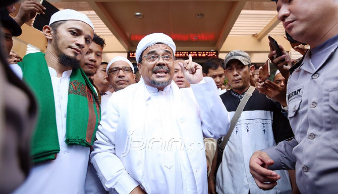 Habib Rizieq saat tiba di Polda Metro Jaya, Senin (23/1). Begitu tiba, mobil Habib Rizieq langsung dikerumuni massa dengan bertakbir dan melantunkan shalawat. 