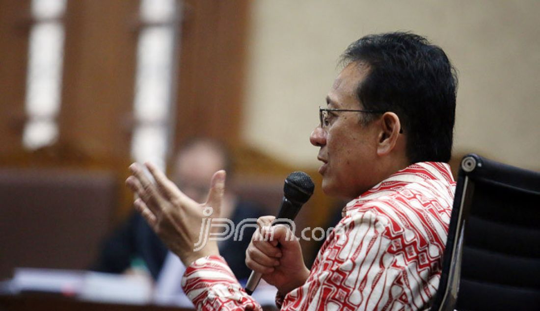 Terdakwa kasus suap impor gula Irman Gusman menjalani sidang lanjutan di pengadilan Tipikor, Jakarta, Rabu (25/1). Sidang tersebut beragendakan pemeriksaan terdakwa. - JPNN.com