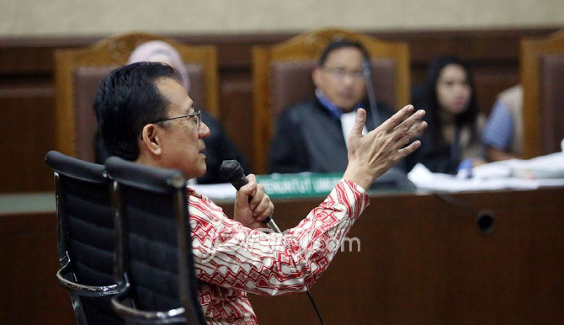 Terdakwa kasus suap impor gula Irman Gusman menjalani sidang lanjutan di pengadilan Tipikor, Jakarta, Rabu (25/1). Sidang tersebut beragendakan pemeriksaan terdakwa. - JPNN.com