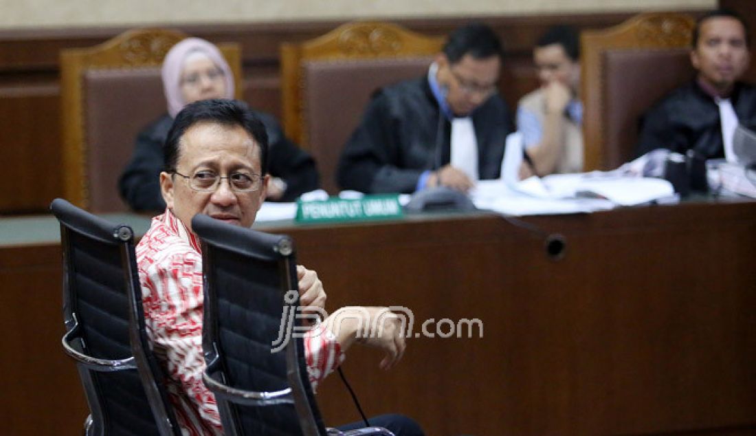 Terdakwa kasus suap impor gula Irman Gusman menjalani sidang lanjutan di pengadilan Tipikor, Jakarta, Rabu (25/1). Sidang tersebut beragendakan pemeriksaan terdakwa. - JPNN.com