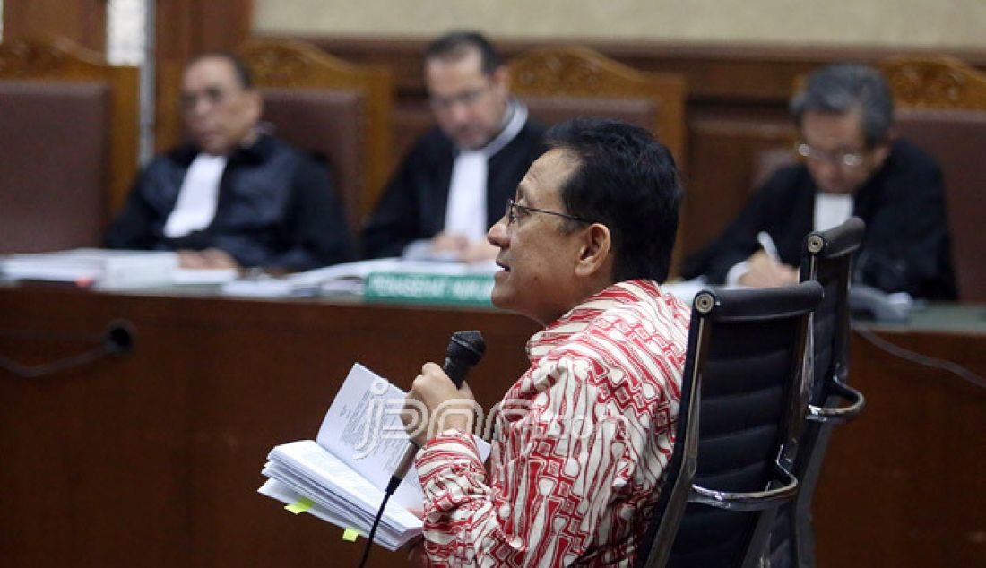 Terdakwa kasus suap impor gula Irman Gusman menjalani sidang lanjutan di pengadilan Tipikor, Jakarta, Rabu (25/1). Sidang tersebut beragendakan pemeriksaan terdakwa. - JPNN.com