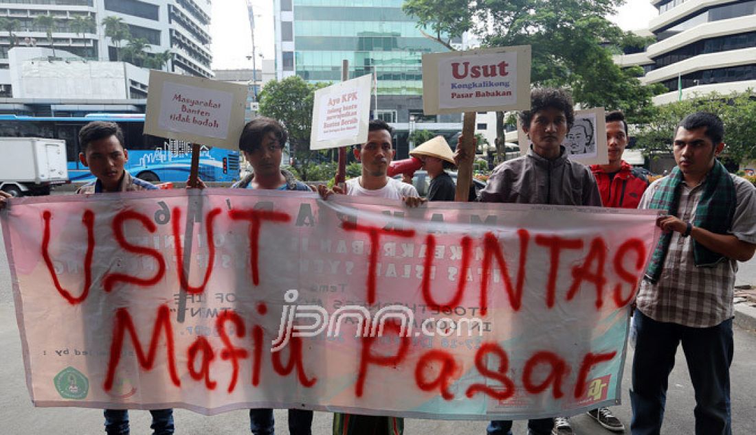 Aliansi Masyarakat Anti Korupsi dari Forum Banten Bersih, berunjukrasa di depan Gedung KPK, Jakarta, Kamis (26/1). Mereka mendesak KPK segera mengusut kasus dugaan korupsi dalam pengelolaan Pasar di Banten, yang diduga melibatkan Mafia dan salah seorang Calon Gubernur Banten yang akan mengikuti Pilkada pada 15 Februari 2017 mendatang. - JPNN.com