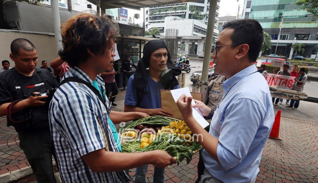 Aliansi Masyarakat Anti Korupsi dari Forum Banten Bersih, berunjukrasa di depan Gedung KPK, Jakarta, Kamis (26/1). Mereka mendesak KPK segera mengusut kasus dugaan korupsi dalam pengelolaan Pasar di Banten, yang diduga melibatkan Mafia dan salah seorang Calon Gubernur Banten yang akan mengikuti Pilkada pada 15 Februari 2017 mendatang. - JPNN.com