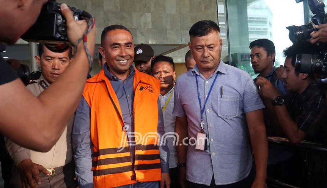 Bupati Buton Samsu Umar Samiun saat keluar dari gedung KPK, Kuningan, Jakarta Selatan, Kamis (26/1). Samsu ditahan KPK terkait dugaan suap sengketa pilkada kabupaten buton di Mahkamah Konstitusi tahun 2011. - JPNN.com