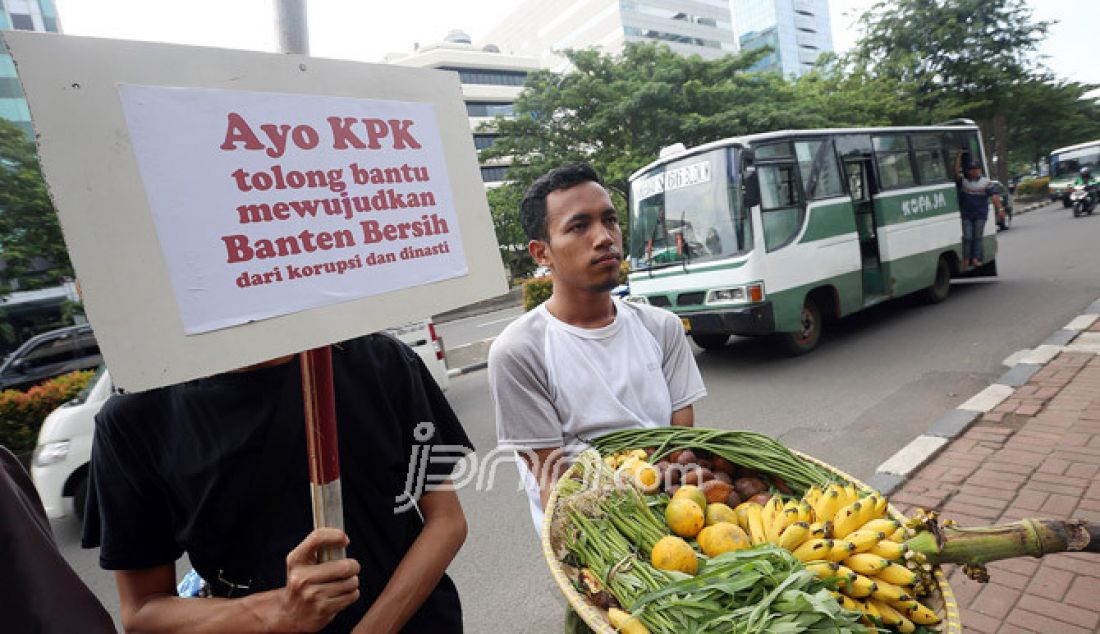 Aliansi Masyarakat Anti Korupsi dari Forum Banten Bersih, berunjukrasa di depan Gedung KPK, Jakarta, Kamis (26/1). Mereka mendesak KPK segera mengusut kasus dugaan korupsi dalam pengelolaan Pasar di Banten, yang diduga melibatkan Mafia dan salah seorang Calon Gubernur Banten yang akan mengikuti Pilkada pada 15 Februari 2017 mendatang. - JPNN.com