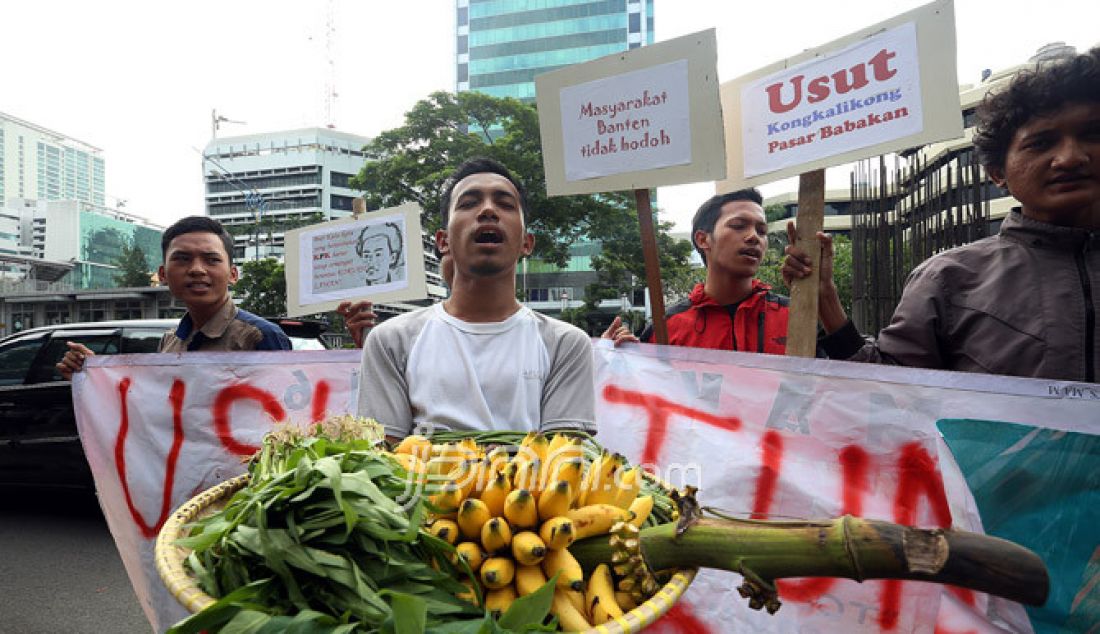 Aliansi Masyarakat Anti Korupsi dari Forum Banten Bersih, berunjukrasa di depan Gedung KPK, Jakarta, Kamis (26/1). Mereka mendesak KPK segera mengusut kasus dugaan korupsi dalam pengelolaan Pasar di Banten, yang diduga melibatkan Mafia dan salah seorang Calon Gubernur Banten yang akan mengikuti Pilkada pada 15 Februari 2017 mendatang. - JPNN.com