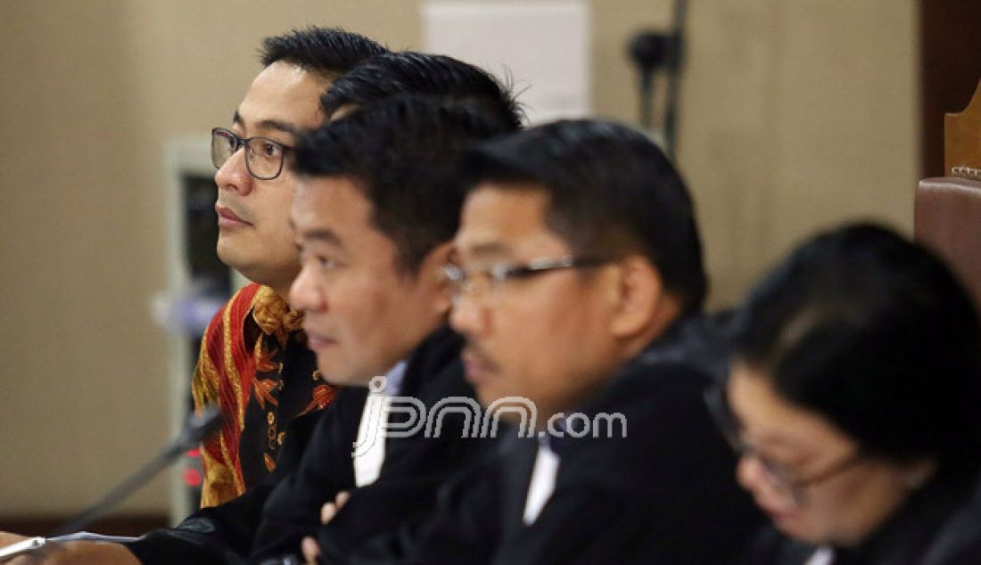 Terdakwa kasus dugaan suap AKBP Raden Brotoseno menjalani sidang di Pengadilan Tipikor, Jakarta Pusat, Rabu (8/2). Brotoseno diduga menerima suap Rp 1,9 miliar untuk memperlambat penanganan perkara yang diselidikinya di Bareskrim Polri. - JPNN.com