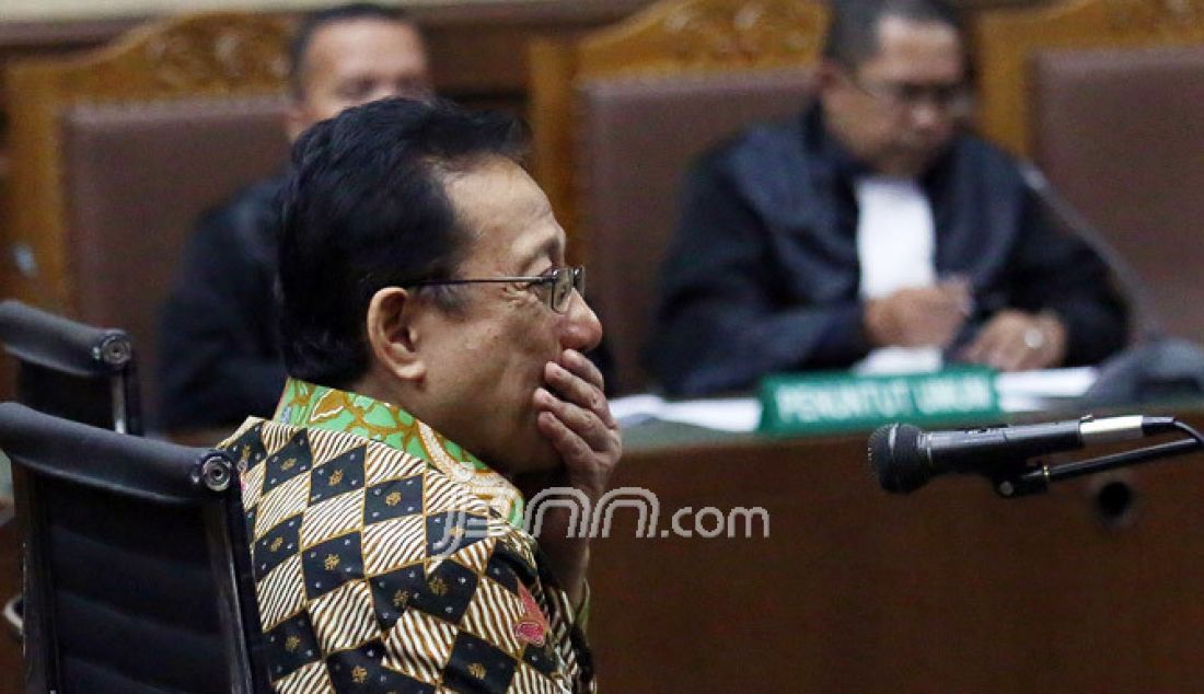 Terdakwa suap rekomendasi penambahan kuota distribusi gula impor, mantan Ketua DPD Irman Gusman saat membacakan nota pembelaan pribadinya di Pengadilan Tipikor, Jakarta Pusat, Rabu (8/2). - JPNN.com