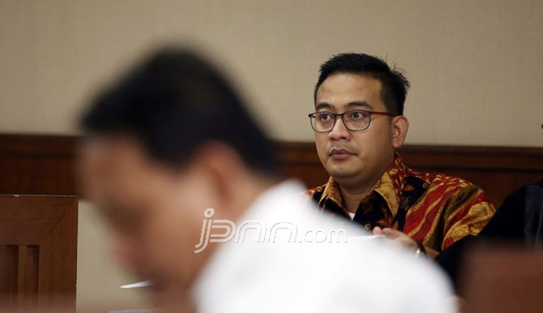 Terdakwa kasus dugaan suap AKBP Raden Brotoseno menjalani sidang di Pengadilan Tipikor, Jakarta Pusat, Rabu (8/2). Brotoseno diduga menerima suap Rp 1,9 miliar untuk memperlambat penanganan perkara yang diselidikinya di Bareskrim Polri. - JPNN.com