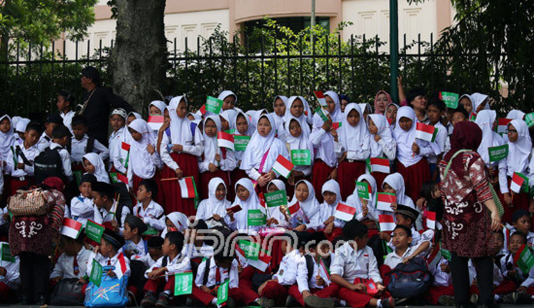 Pelajar SD, SMP dan SMA memadati sepanjang jalan Istana Bogor, Bogor, Rabu (1/3). Mereka ingin menyambut kedatangan Raja Arab Saudi Salman bin Abdulaziz. - JPNN.com