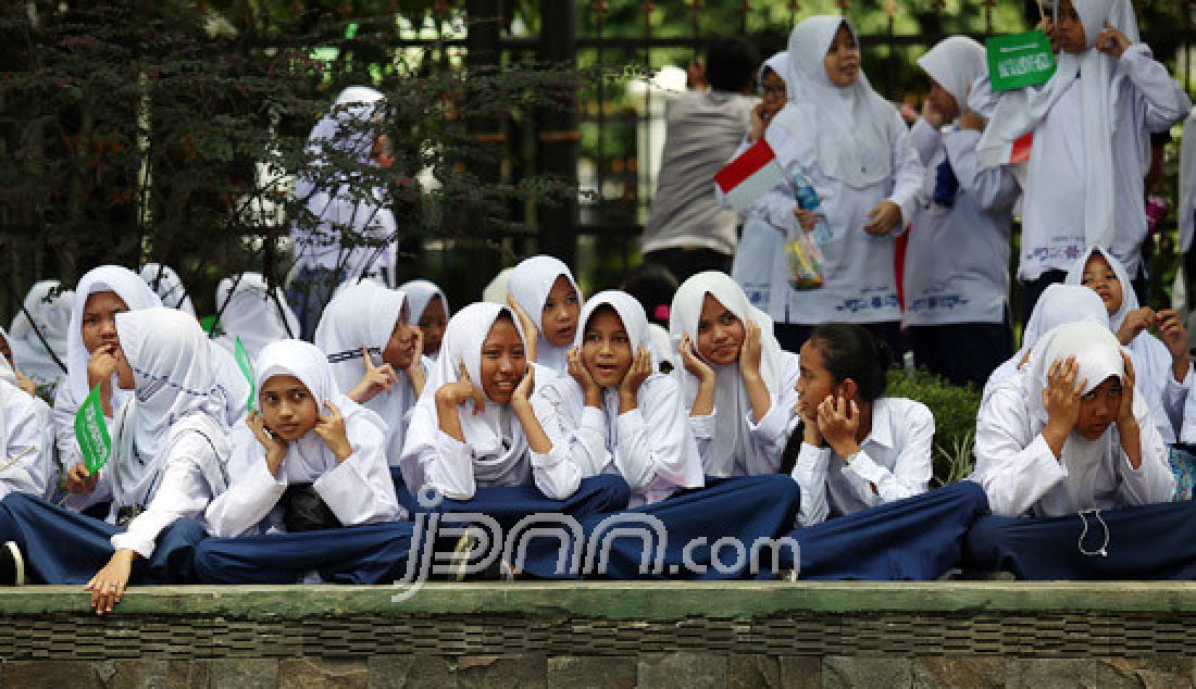 Pelajar SD, SMP dan SMA memadati sepanjang jalan Istana Bogor, Bogor, Rabu (1/3). Mereka ingin menyambut kedatangan Raja Arab Saudi Salman bin Abdulaziz. - JPNN.com