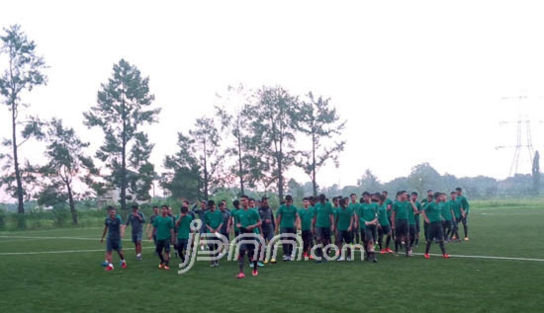 Para pemain Timnas U-19 saat menjalani sesi latihan perdana untuk seleksi pemain menuju Piala AFF U-19 September mendatang di Myanmar. - JPNN.com