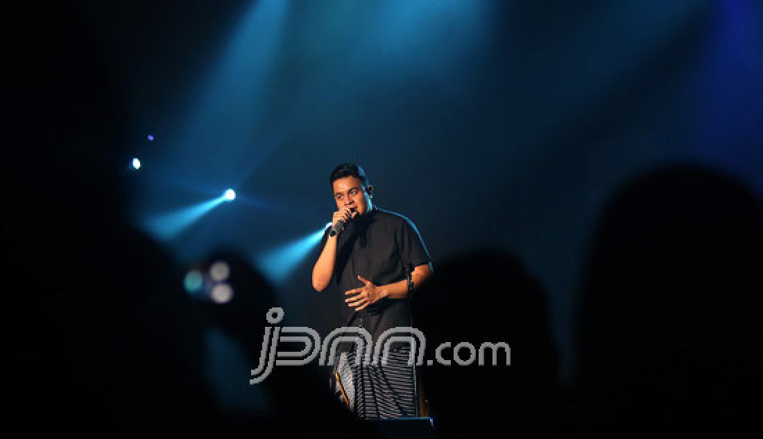 Penyanyi Tulus tampil saat berlangsungnya Java Jazz Festival 2017 di JIExpo Kemayoran, Jakarta, Jumat (3/3). Tulus menggebrak Java Jazz Festival 2017 dengan lagu-lagu terbaru yang ada dalam album 'Monokrom'. - JPNN.com