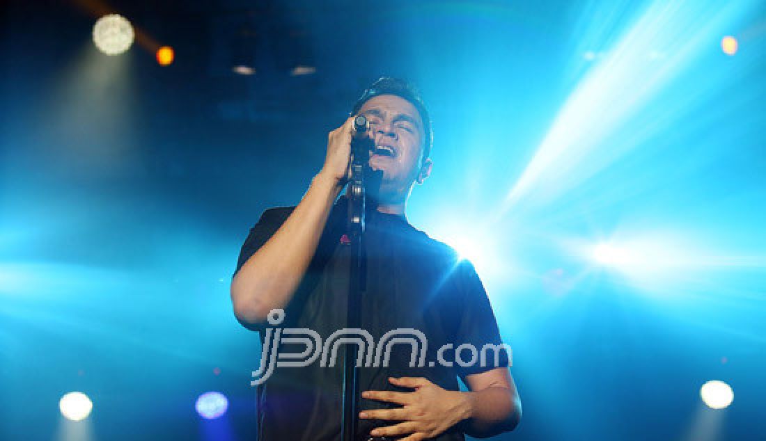 Penyanyi Tulus tampil saat berlangsungnya Java Jazz Festival 2017 di JIExpo Kemayoran, Jakarta, Jumat (3/3). Tulus menggebrak Java Jazz Festival 2017 dengan lagu-lagu terbaru yang ada dalam album 'Monokrom'. - JPNN.com