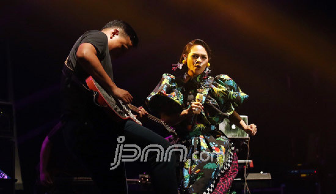 Penyanyi Andien tampil pada Jakarta International Java Jazz Festival 2017 di JIExpo, Jakarta, Jumat (3/3). Java Jazz Festival 2017 menghadirkan sederet musisi Jazz dari dalam dan luar negeri yang diselenggarakan selama tiga hari, mulai tanggal 3 hingga 5 Maret. - JPNN.com