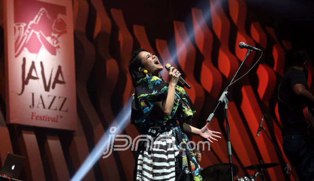 Penyanyi Andien tampil pada Jakarta International Java Jazz Festival 2017 di JIExpo, Jakarta, Jumat (3/3). Java Jazz Festival 2017 menghadirkan sederet musisi Jazz dari dalam dan luar negeri yang diselenggarakan selama tiga hari, mulai tanggal 3 hingga 5 Maret. - JPNN.com