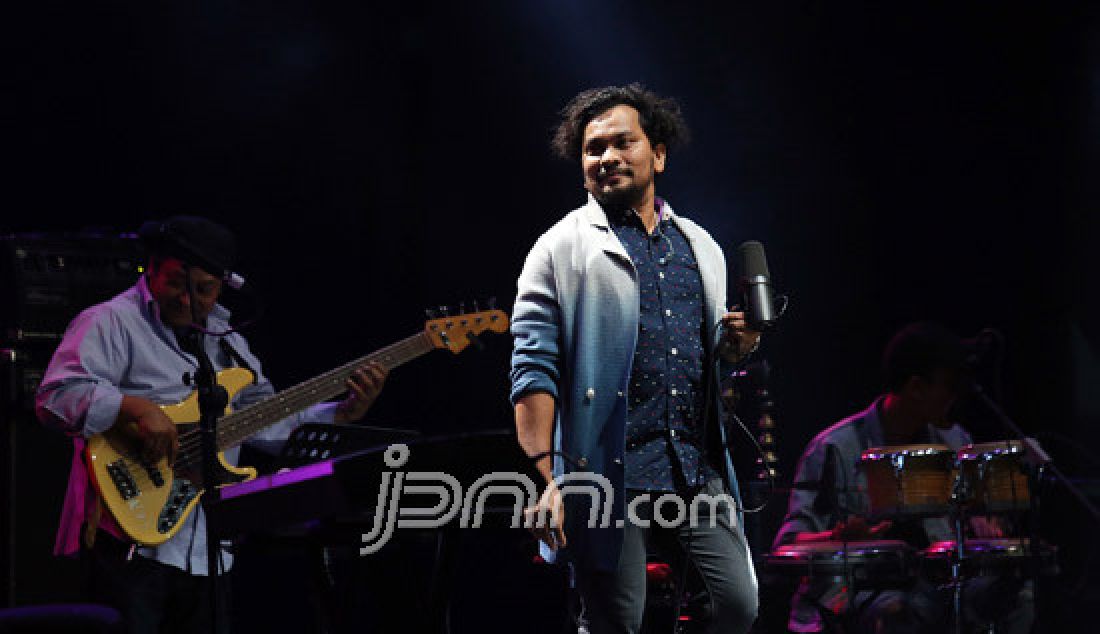 Penyanyi Tompi tampil pada Jakarta International Java Jazz Festival 2017 di JIExpo, Jakarta, Jumat (3/3). Java Jazz Festival 2017 menghadirkan sederet musisi Jazz dari dalam dan luar negeri yang diselenggarakan pada Jumat (3/3) hingga Minggu (5/3). - JPNN.com