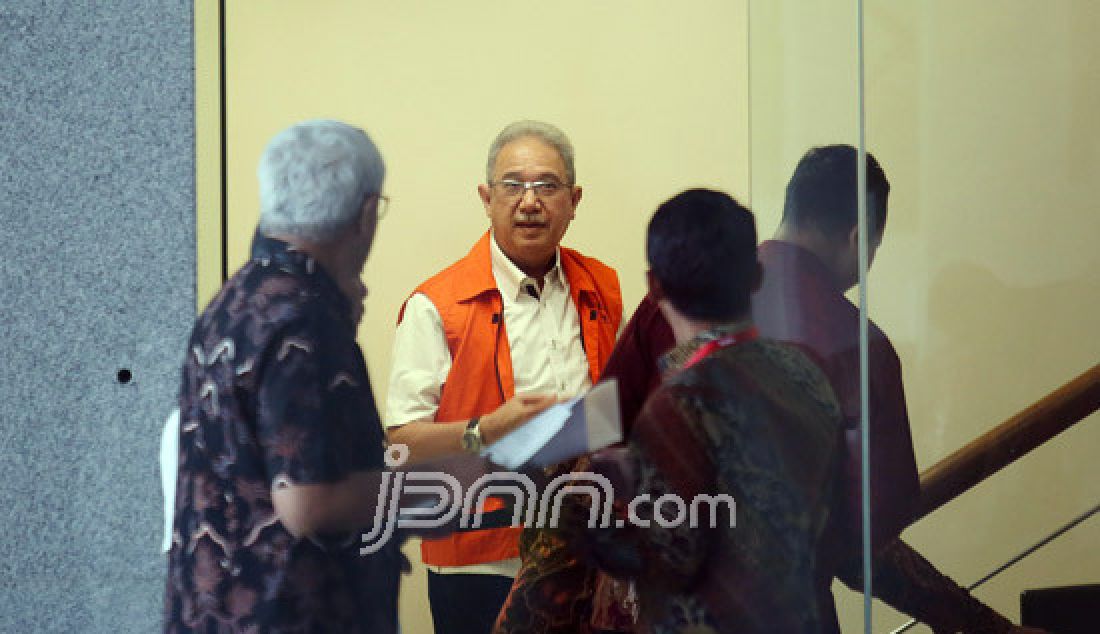 Tersangka Direktur Utama PT Duta Graha Indah (PT DGI) Dudung Purwadi menjalani pemeriksaan di Gedung KPK, Kuningan, Jakarta, Jumat (10/3). Dudung diperiksa terkait tindak pidana korupsi pembangunan Wisma Atlit dan Gedung Serba Guna Pemprov Sumsel 2010-2011. - JPNN.com