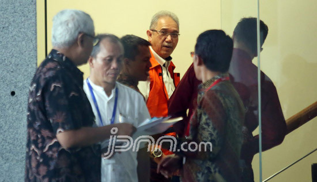 Tersangka Direktur Utama PT Duta Graha Indah (PT DGI) Dudung Purwadi menjalani pemeriksaan di Gedung KPK, Kuningan, Jakarta, Jumat (10/3). Dudung diperiksa terkait tindak pidana korupsi pembangunan Wisma Atlit dan Gedung Serba Guna Pemprov Sumsel 2010-2011. - JPNN.com