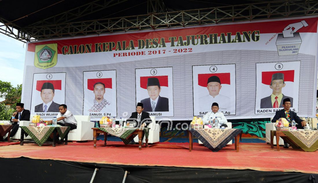 Warga Desa Tajurhalang menggunakan hak pilih pada pemilihan Calon Kepala Desa Tajurhalang Periode 2017-2022 di Lapangan Pasar Kapuk, Kecamatan Tajurhalang, Kabupaten Bogor, Minggu (12/3). Pemilihan Calon Kepala Desa diikuti 5 pasang calon yaitu nomor urut satu Nadi Wijaya, nomor urut dua Sanusi S.Pd, nomor urut tiga Sanusi, nomor urut empat Saipudin S.Ag dan nomor urut lima Raden Satriyo S. - JPNN.com