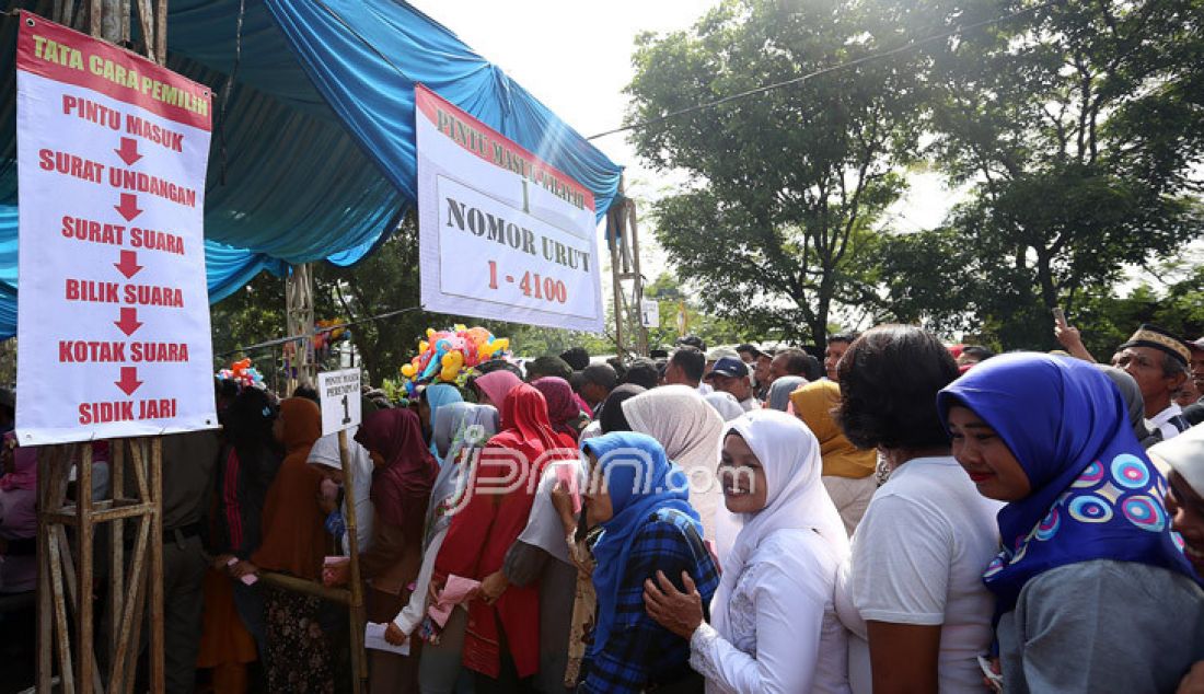 Warga Desa Tajurhalang menggunakan hak pilih pada pemilihan Calon Kepala Desa Tajurhalang Periode 2017-2022 di Lapangan Pasar Kapuk, Kecamatan Tajurhalang, Kabupaten Bogor, Minggu (12/3). Pemilihan Calon Kepala Desa diikuti 5 pasang calon yaitu nomor urut satu Nadi Wijaya, nomor urut dua Sanusi S.Pd, nomor urut tiga Sanusi, nomor urut empat Saipudin S.Ag dan nomor urut lima Raden Satriyo S. - JPNN.com