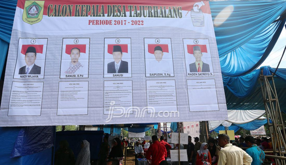 Warga Desa Tajurhalang menggunakan hak pilih pada pemilihan Calon Kepala Desa Tajurhalang Periode 2017-2022 di Lapangan Pasar Kapuk, Kecamatan Tajurhalang, Kabupaten Bogor, Minggu (12/3). Pemilihan Calon Kepala Desa diikuti 5 pasang calon yaitu nomor urut satu Nadi Wijaya, nomor urut dua Sanusi S.Pd, nomor urut tiga Sanusi, nomor urut empat Saipudin S.Ag dan nomor urut lima Raden Satriyo S. - JPNN.com