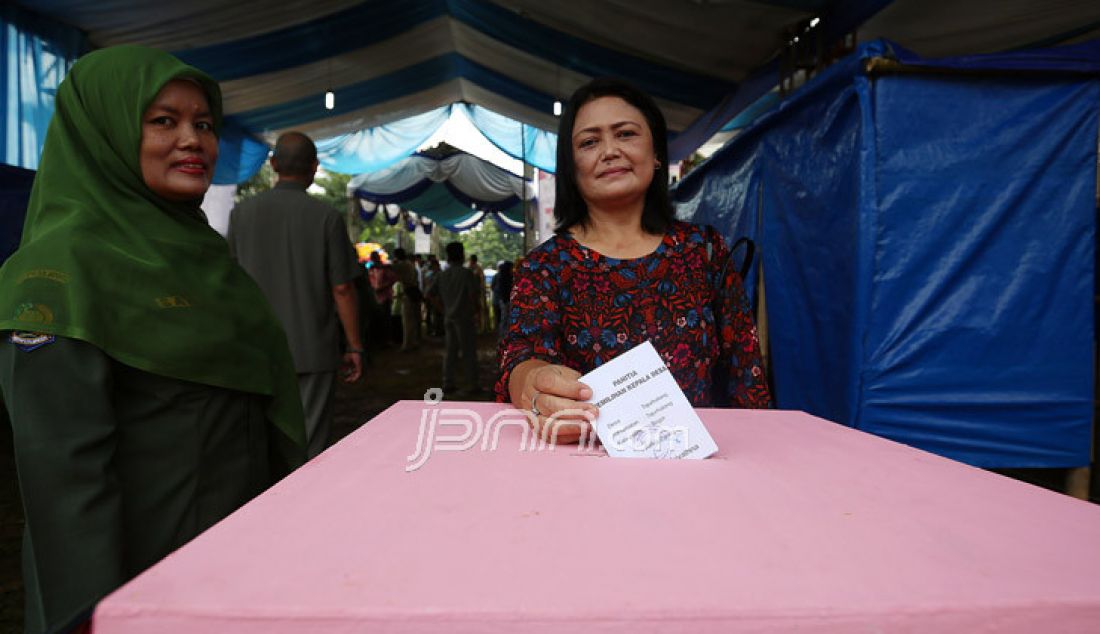 Warga Desa Tajurhalang menggunakan hak pilih pada pemilihan Calon Kepala Desa Tajurhalang Periode 2017-2022 di Lapangan Pasar Kapuk, Kecamatan Tajurhalang, Kabupaten Bogor, Minggu (12/3). Pemilihan Calon Kepala Desa diikuti 5 pasang calon yaitu nomor urut satu Nadi Wijaya, nomor urut dua Sanusi S.Pd, nomor urut tiga Sanusi, nomor urut empat Saipudin S.Ag dan nomor urut lima Raden Satriyo S. - JPNN.com