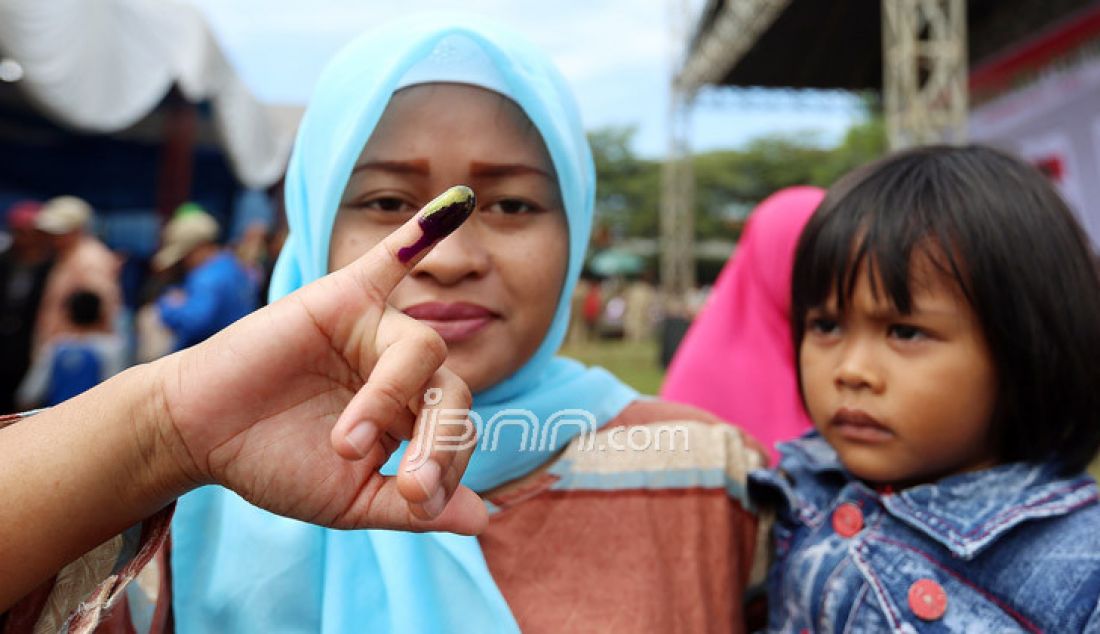 Warga Desa Tajurhalang menggunakan hak pilih pada pemilihan Calon Kepala Desa Tajurhalang Periode 2017-2022 di Lapangan Pasar Kapuk, Kecamatan Tajurhalang, Kabupaten Bogor, Minggu (12/3). Pemilihan Calon Kepala Desa diikuti 5 pasang calon yaitu nomor urut satu Nadi Wijaya, nomor urut dua Sanusi S.Pd, nomor urut tiga Sanusi, nomor urut empat Saipudin S.Ag dan nomor urut lima Raden Satriyo S. - JPNN.com