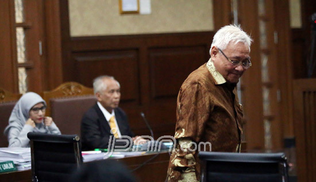 Terpidana yang juga advokat senior Otto Cornelis Kaligis mengikuti sidang upaya hukum luar biasa berupa Peninjauan Kembali (PK) ke Mahkamah Agung di Pengadilan Tipikor, Senin (13/3). Otto Cornelis Kaligis mengajukan PK terhadap putusan kasasi yang memperberat hukumannya menjadi 10 tahun. - JPNN.com